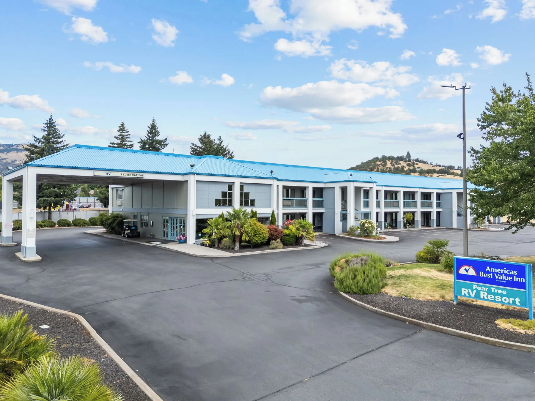 Americas Best Value Inn Phoenix Medford exterior and parking area